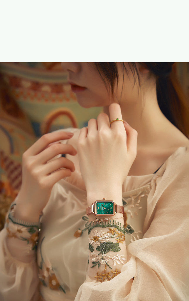 Femme portant la montre Olevs or