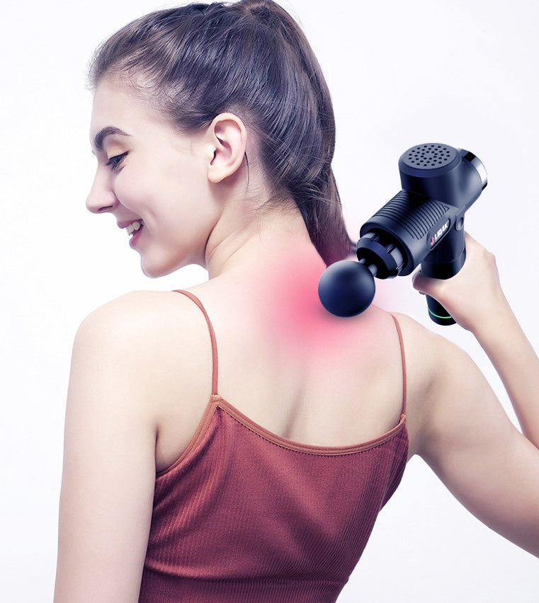 Jeune fille utilisant le pistolet de massage