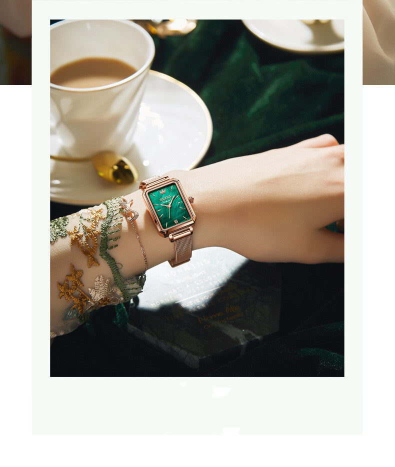 Poignet d'une femme portant la montre Olevs et buvant un café