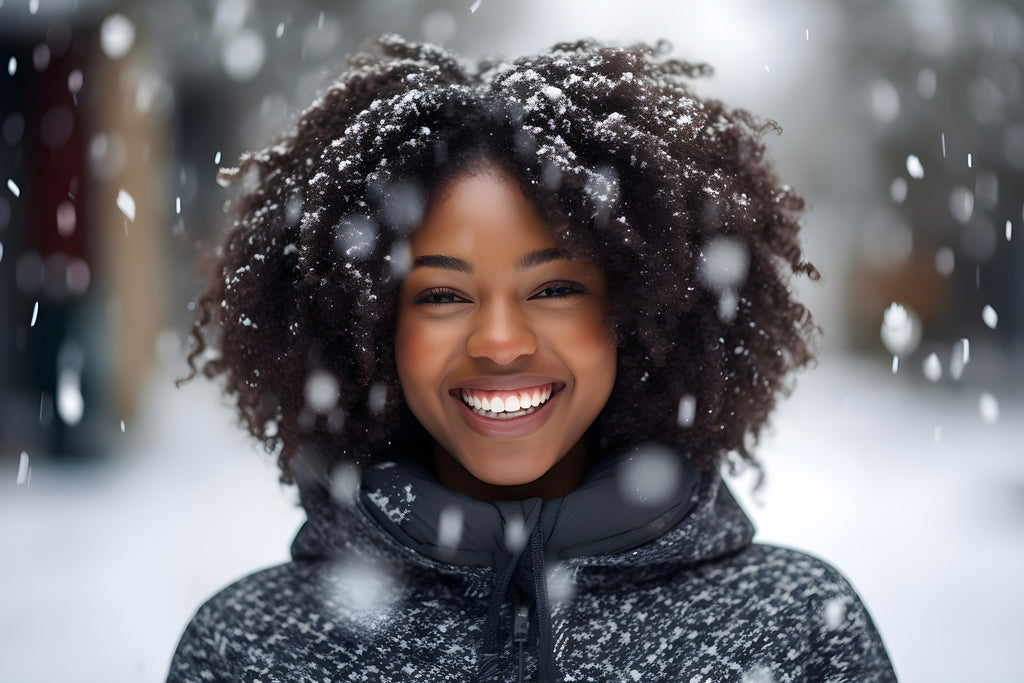 Jeune femme souriante sous la neige