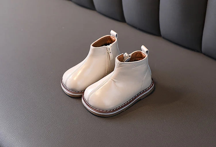 Paire de bottes enfant à la mode beige