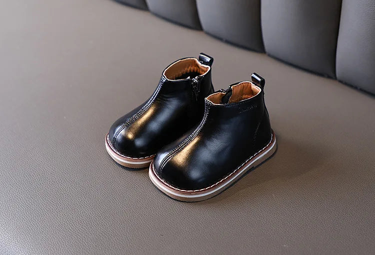 Paire de bottes enfant à la mode noire