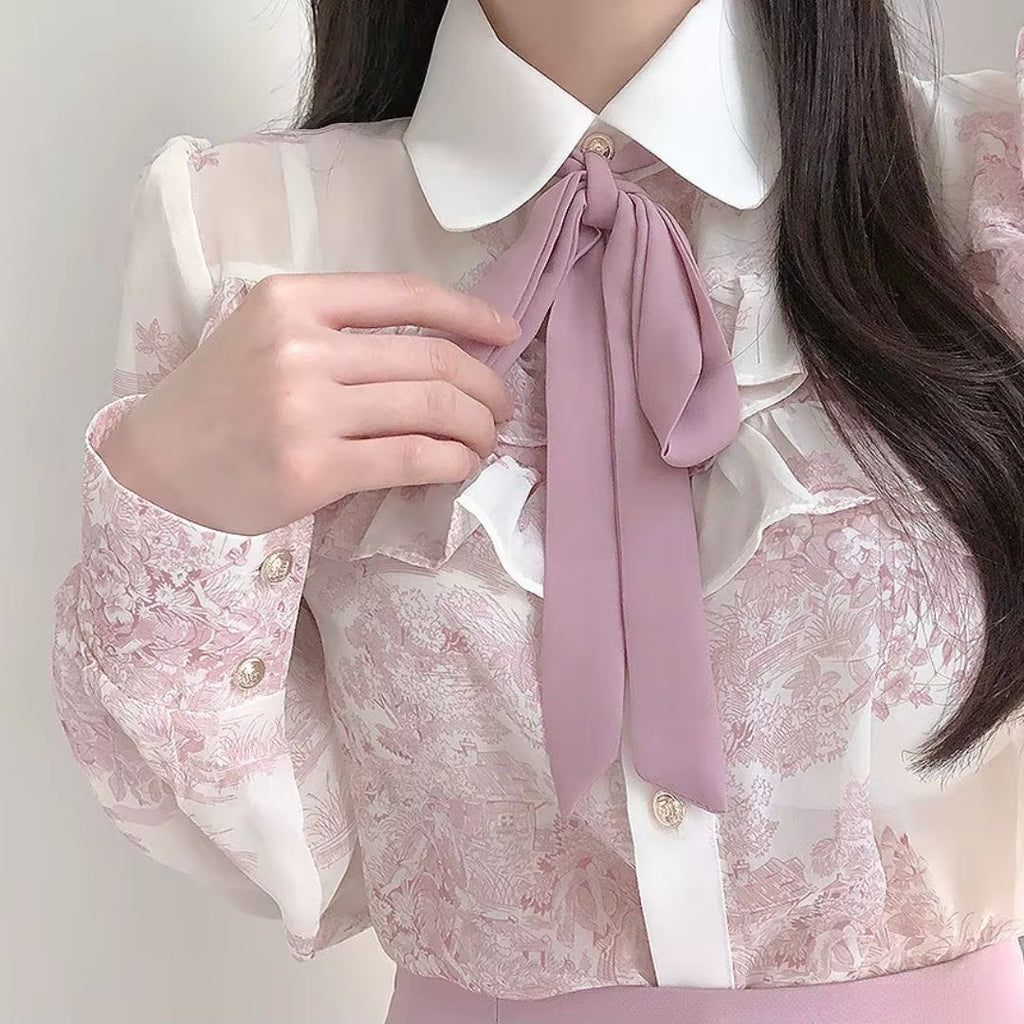 Femme portant le chemisier rose vintage