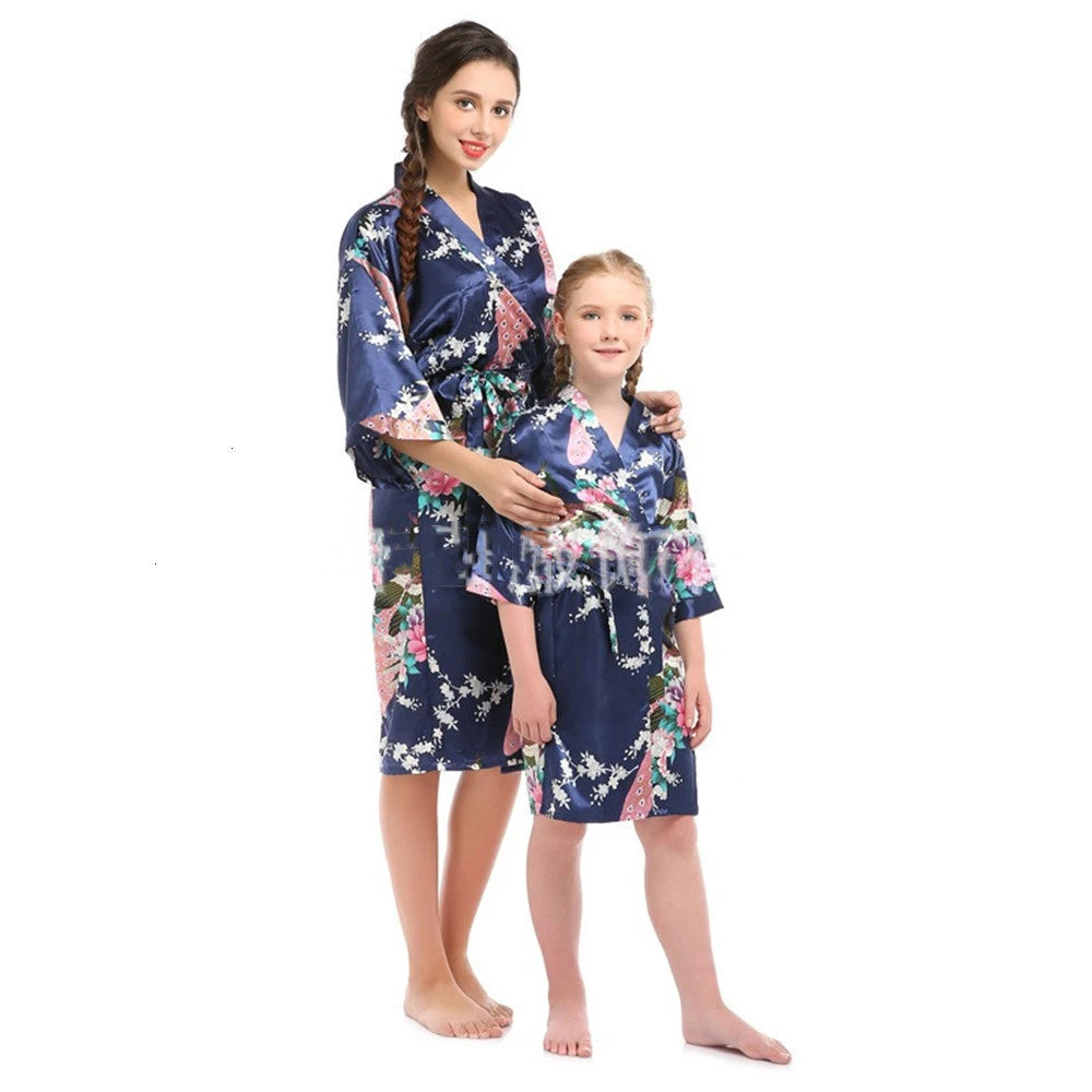 Kimonos fleuris bleu nuit assortis pour mère et fille