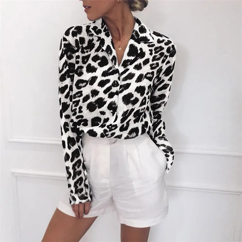 Femme portant le chemisier de bureau léopard sexy