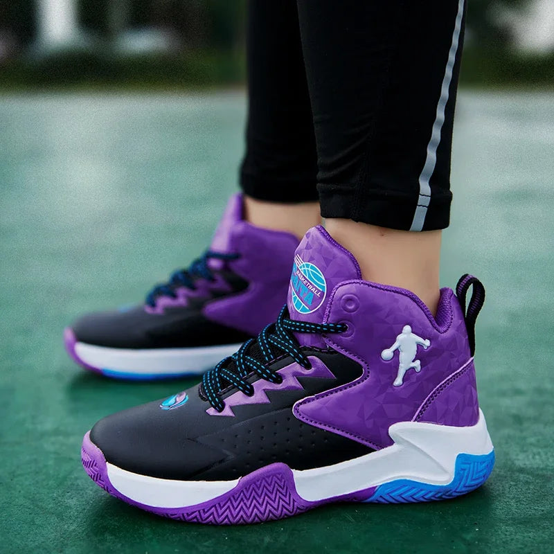 Enfant portant les chaussures basket-ball bleu et violet