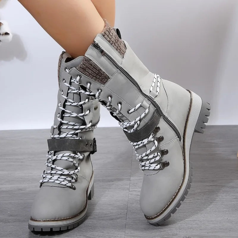 Femme portant les bottes grises décontractées