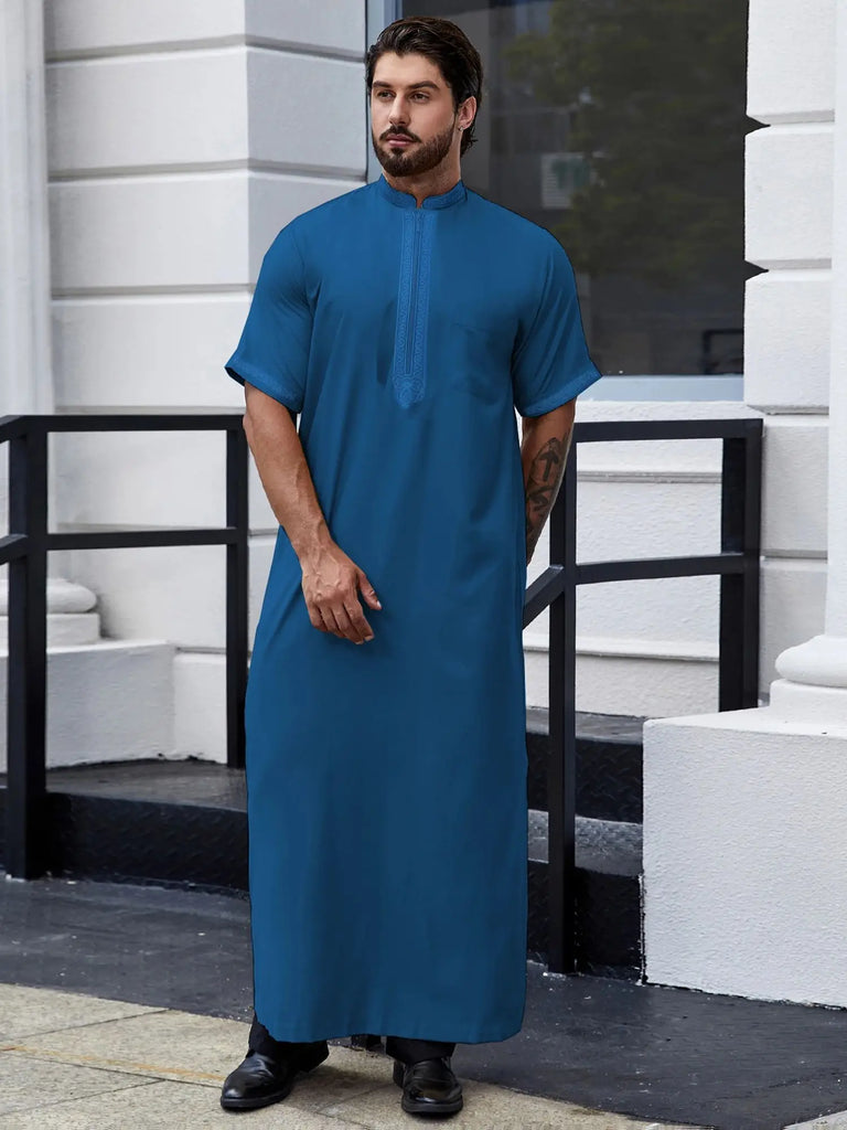 Homme portant l'abaya bleue Aziz