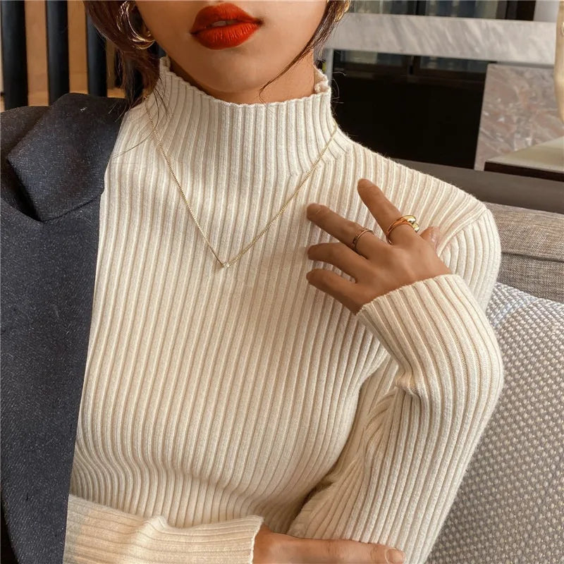 Femme portant un pull à col roulé blanc
