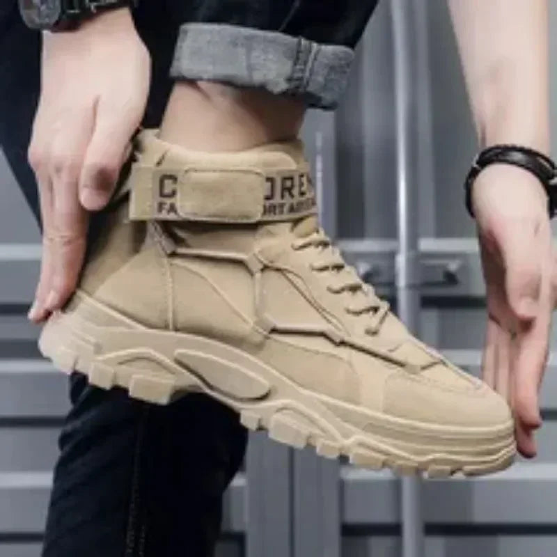 Homme chaussant les bottes tactiques antidérapantes