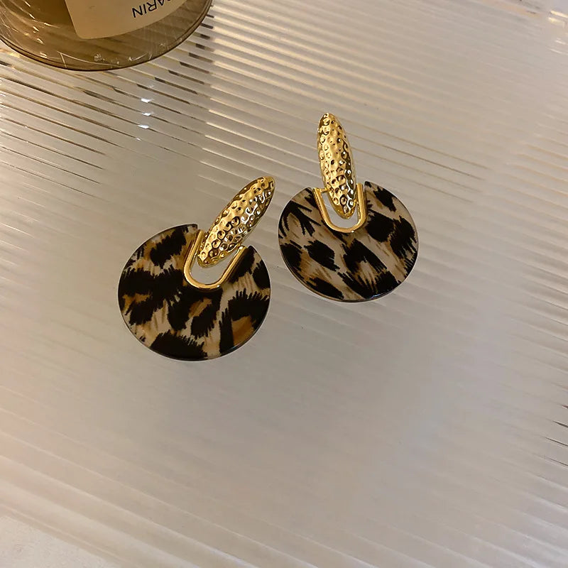 Boucles d'oreilles pendantes tendance à imprimé léopard sur une table