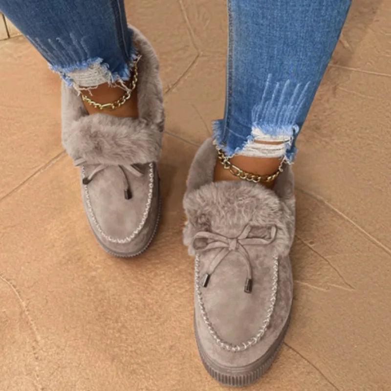Femme portant des chaussures grises à fourrure