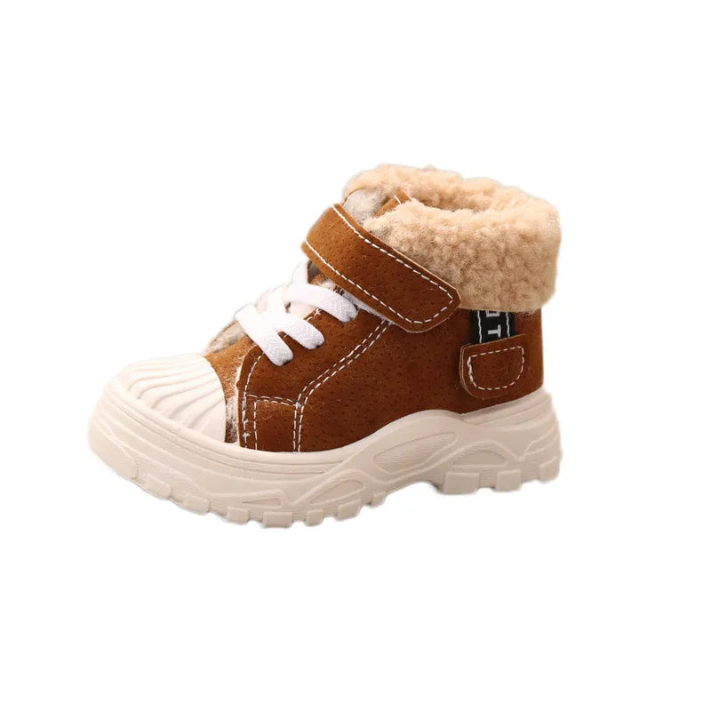 Vue de profil d'une chaussure pour enfant pour hiver de couleur marron