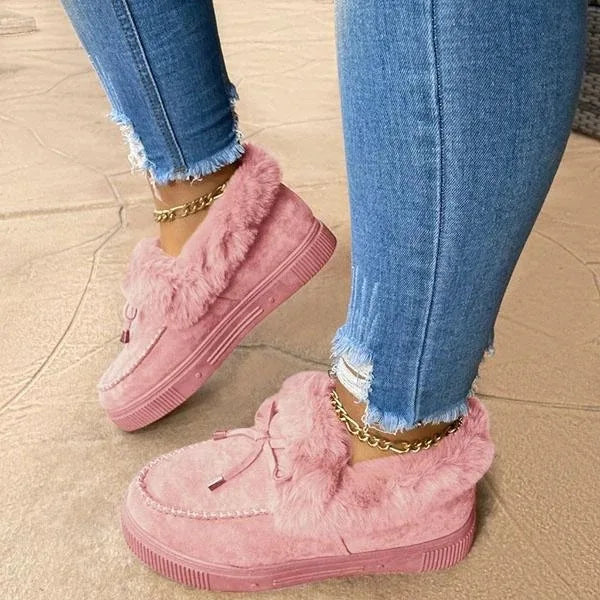 Femme portant des chaussures roses à fourrure