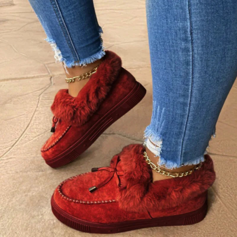 Femme portant des bottines avec fourrure