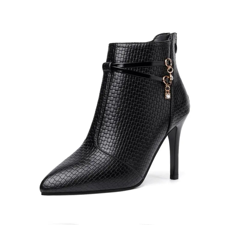 Zoom sur bottines noires design croco