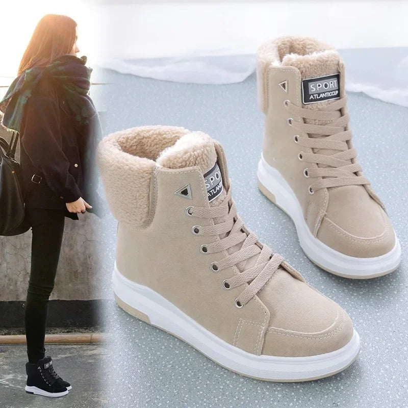 Femme portant les bottes de neige courtes beiges