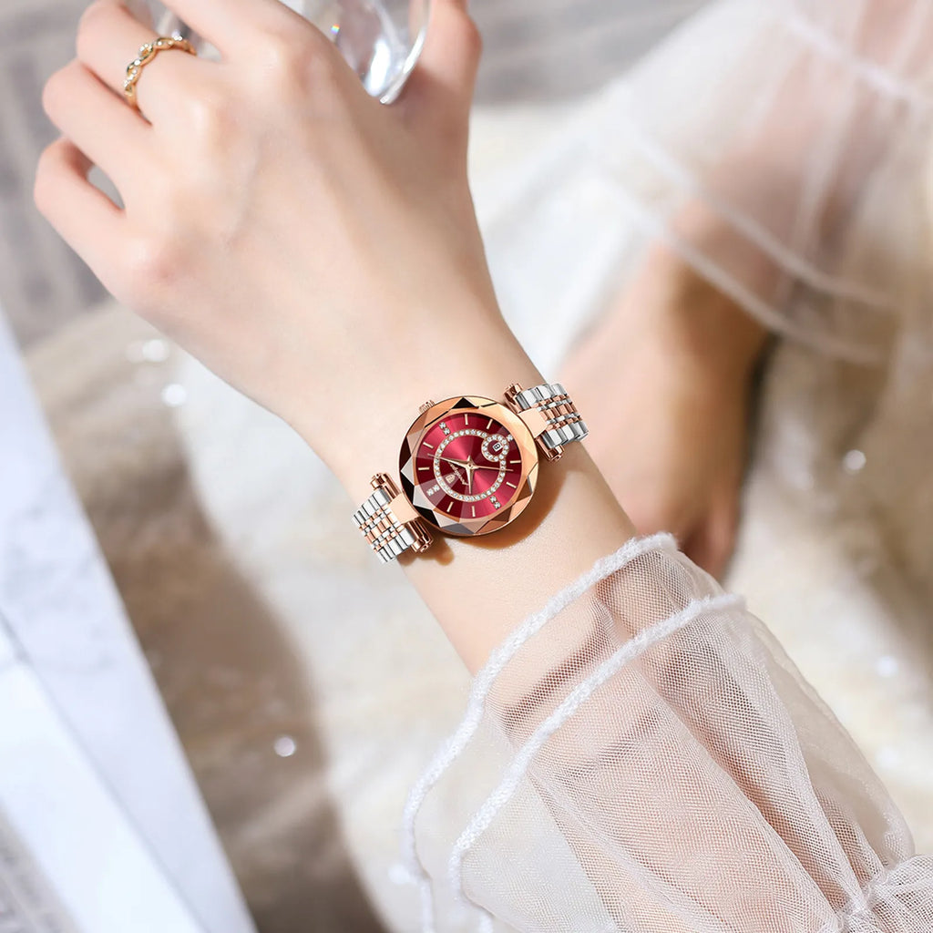 Femme portant la montre de luxe