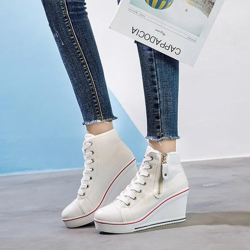 Femme portant des baskets montantes blanches