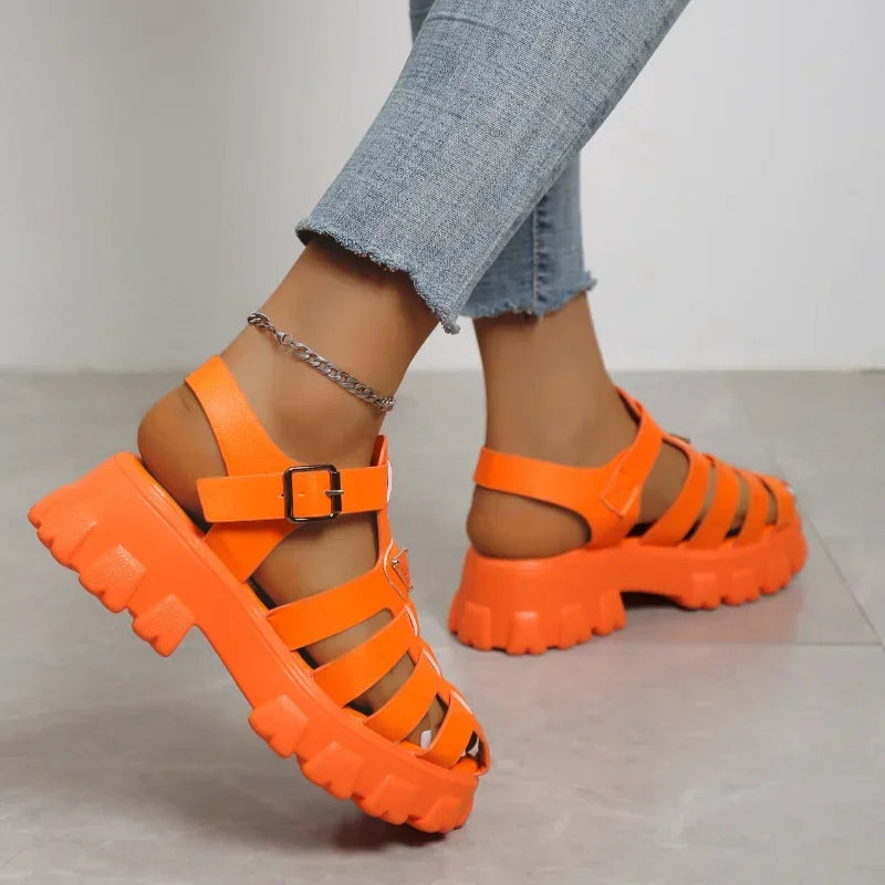 Femme portant les chaussures gladiateur orange