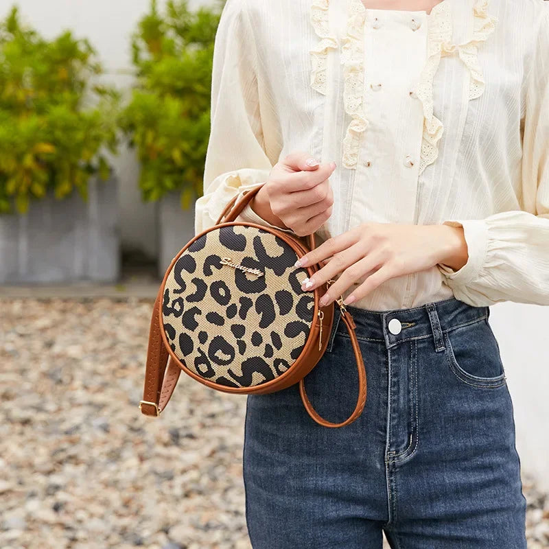 Femme avec le Sac rond imprimé léopard 