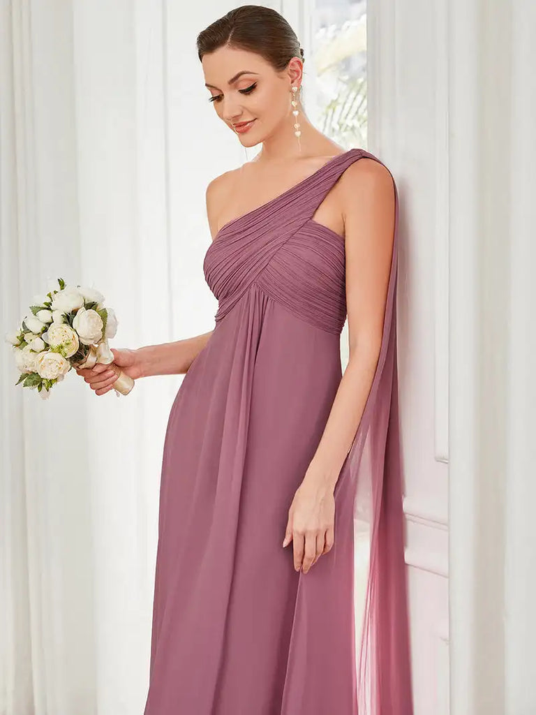 Femme portant robe orchidée avec un bouquet de fleurs