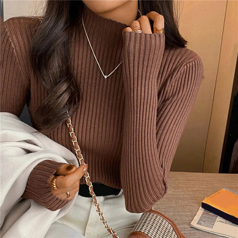 Femme portant un pull à col roulé marron