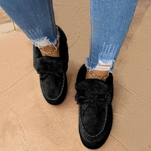 Femme portant des bottines noires à fourrure