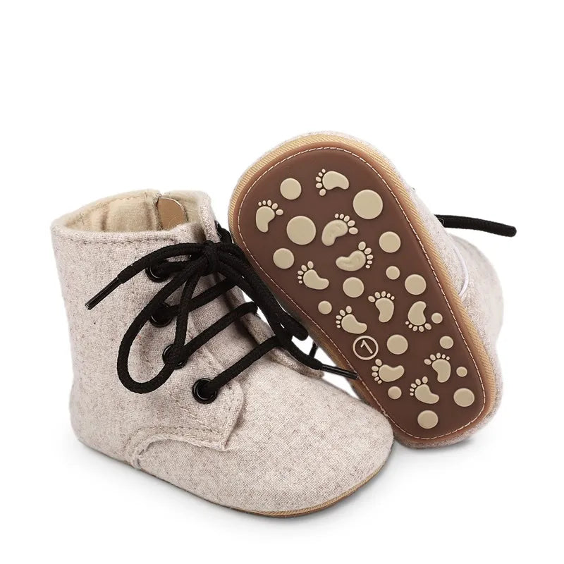 Chaussures bébé de couleur beige vues de dessus et de dessous