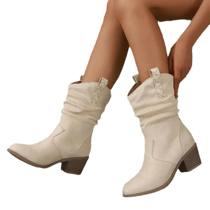 femme portant des bottines occidentales de couleur blanc crème