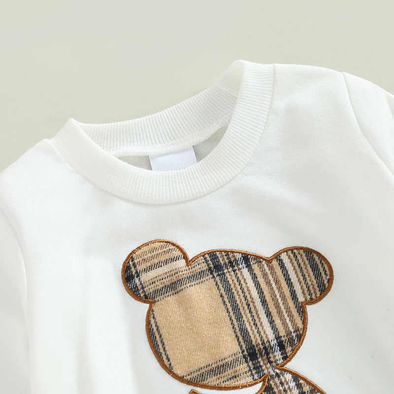 Zoom motif ours sur pull blanc