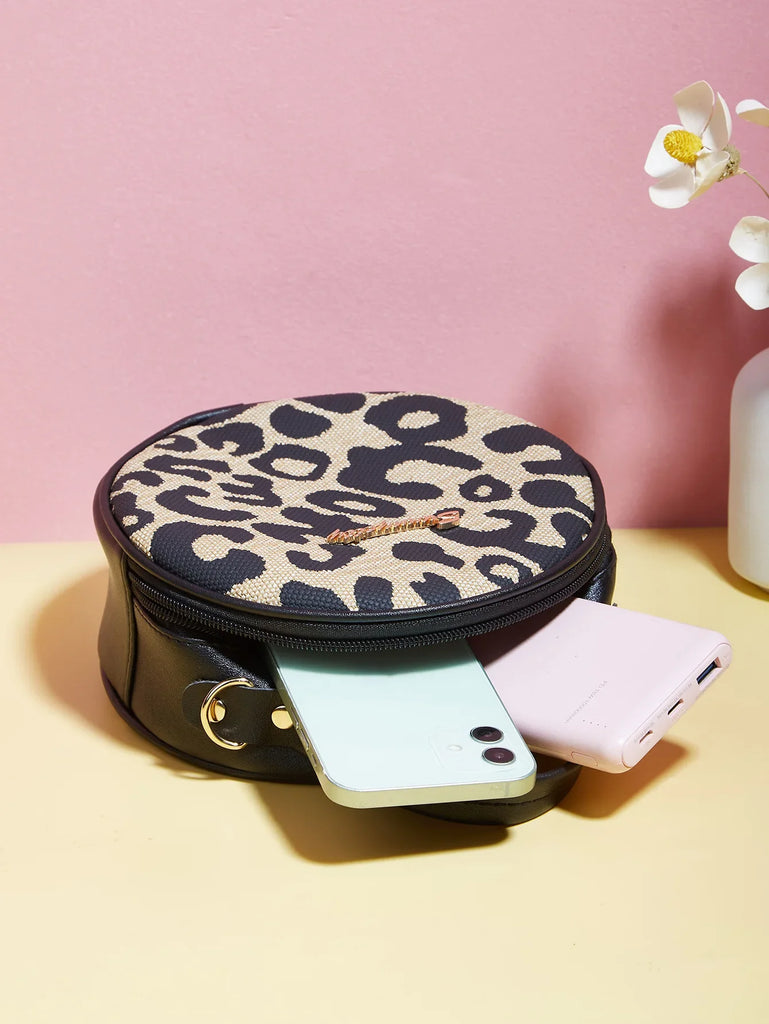 Visuel de 2 téléphones dans le Sac rond imprimé léopard 