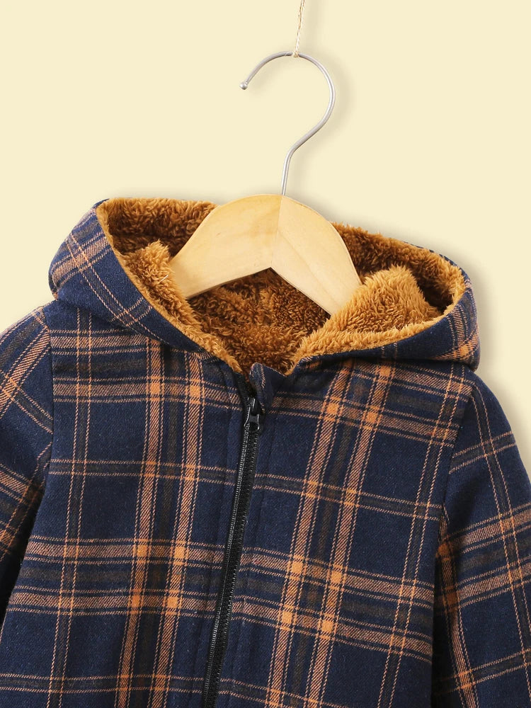 Manteau à Capuche en Velours à carreaux sur un cintre