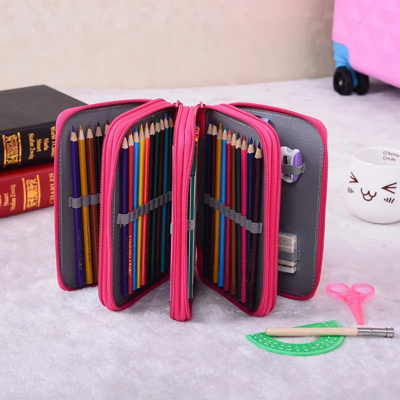 Etui à crayons disposé ouvert sur un bureau