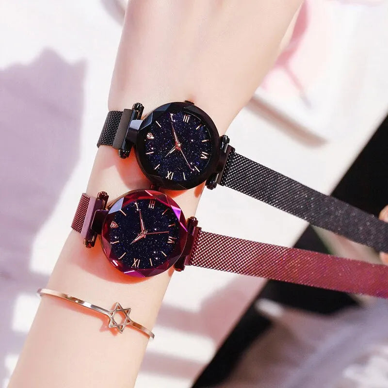Montre noire et montre violette portées au poignet 