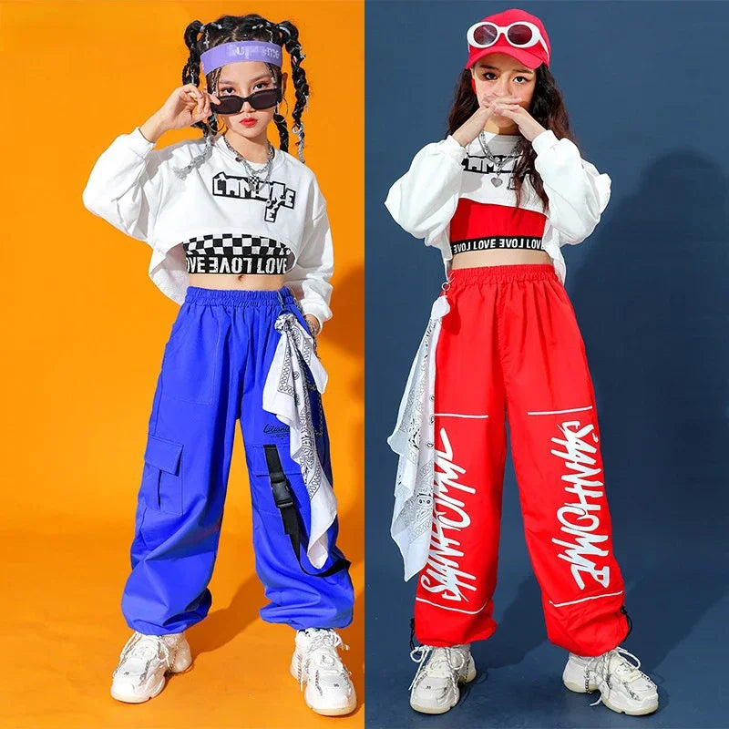 2 filles portant les ensembles hip-hop 