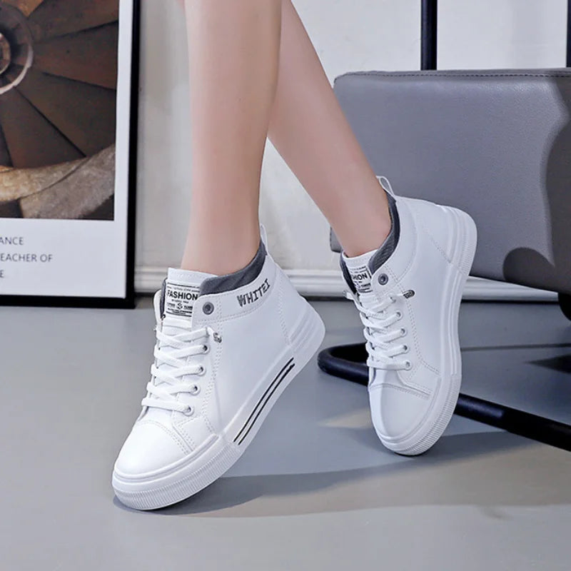 Chaussure de course blanche avec bord gris