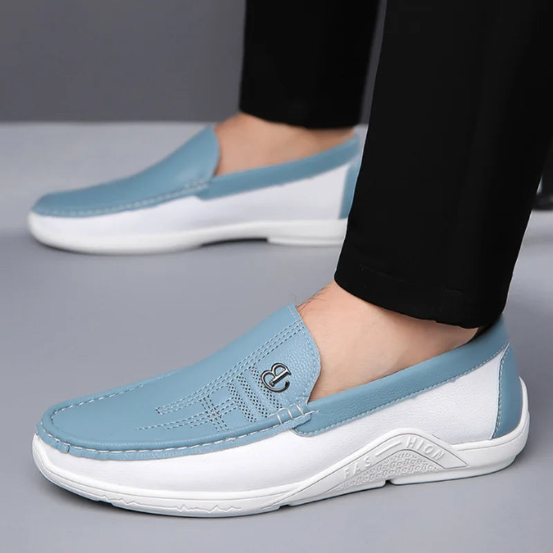 Homme portant les mocassins bleus