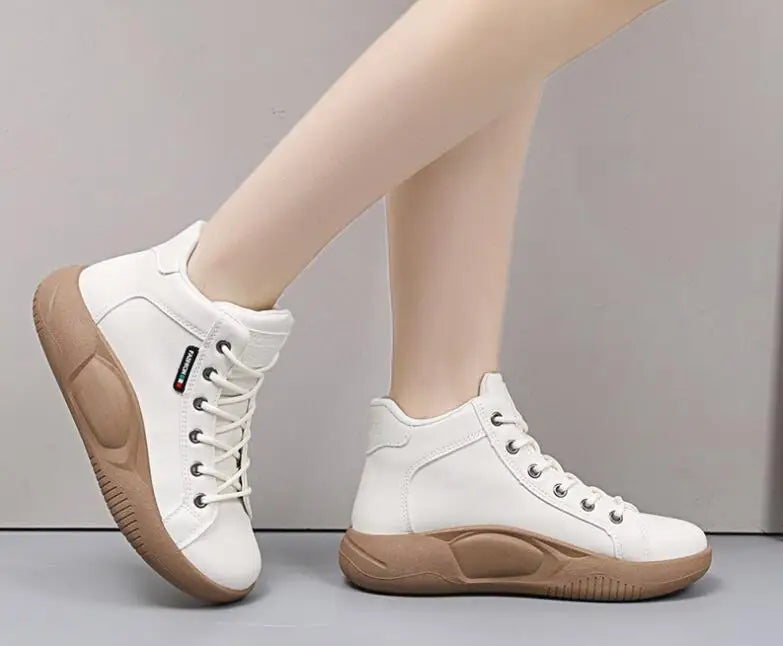 Femme portant des baskets montantes blanches