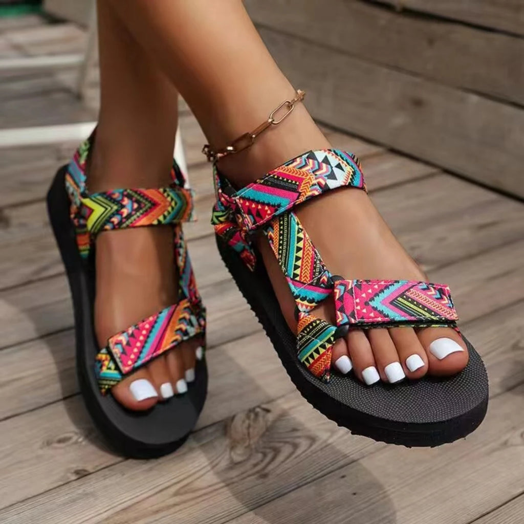 Zoom sur les sandales de plage multi couleurs