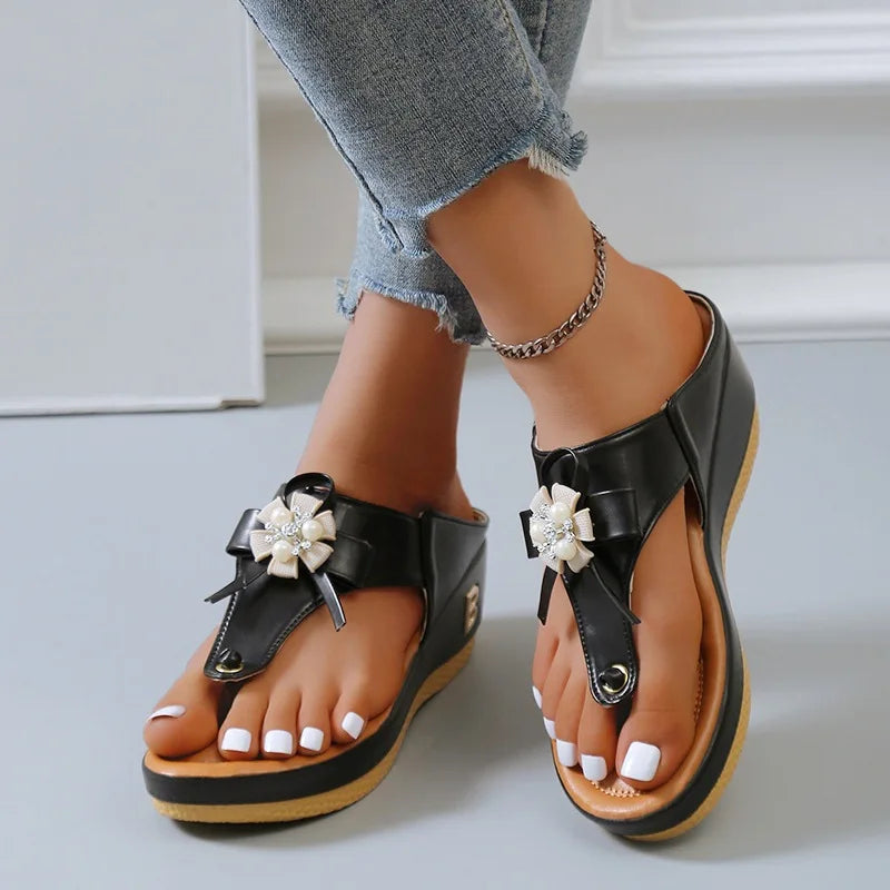 Tongs noirs modèle fleurs