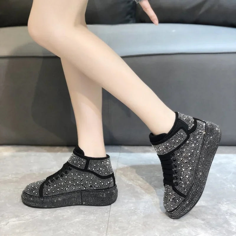 Femme portant chaussures argentées