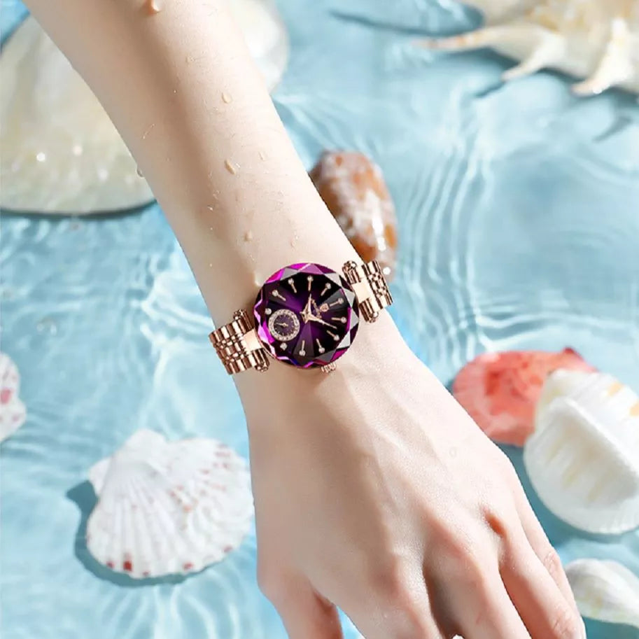 Femme portant la montre de luxe POEDAGAR violette