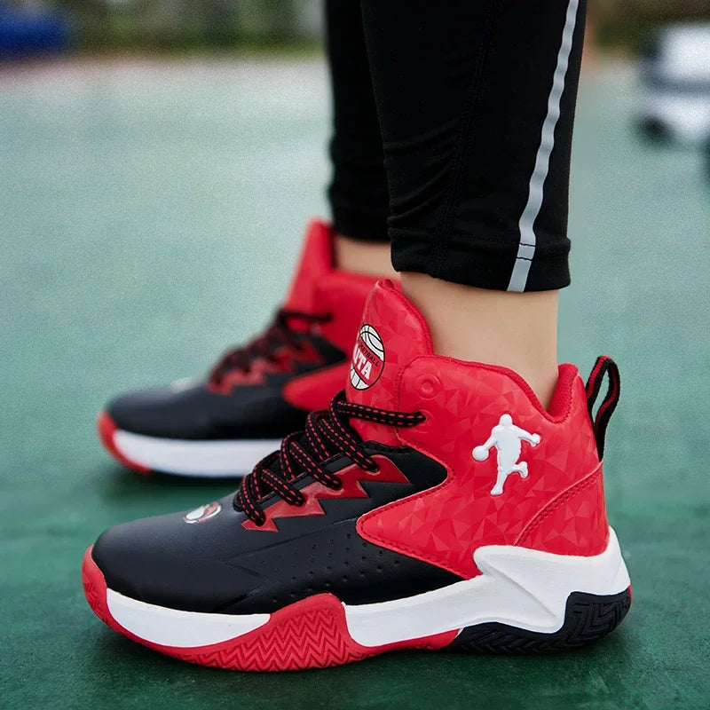 Enfant portant les chaussures noir et rouge