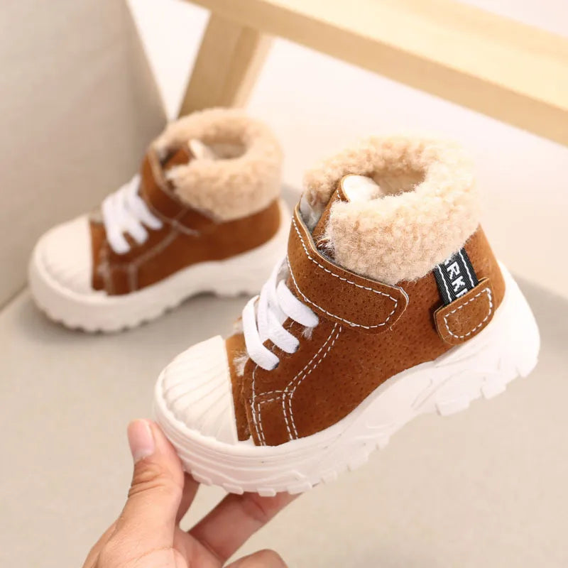 Vue de profil des bottes pour enfant marron