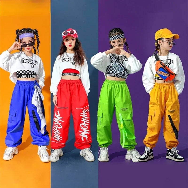 4 Personnes portant les ensemble hip-hop : bleu - rouge -vert et jaune