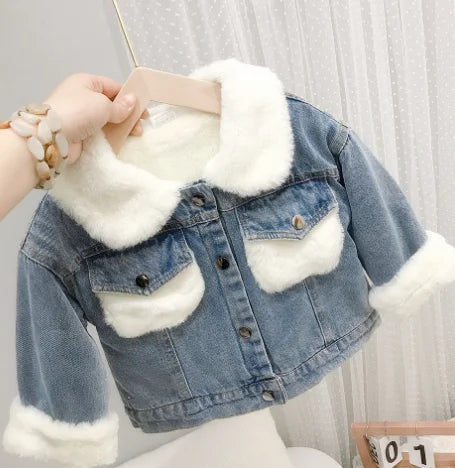 Femme montrant la veste en jean polaire 