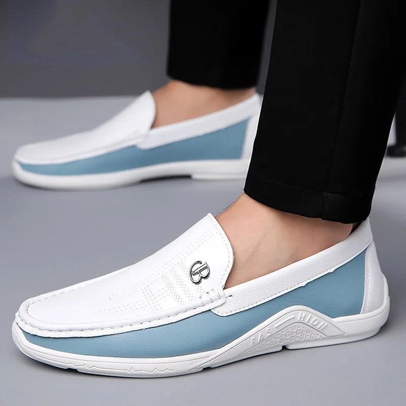 Homme portant les mocassins blancs