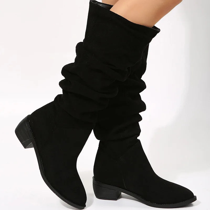 Femme portant des bottes noires