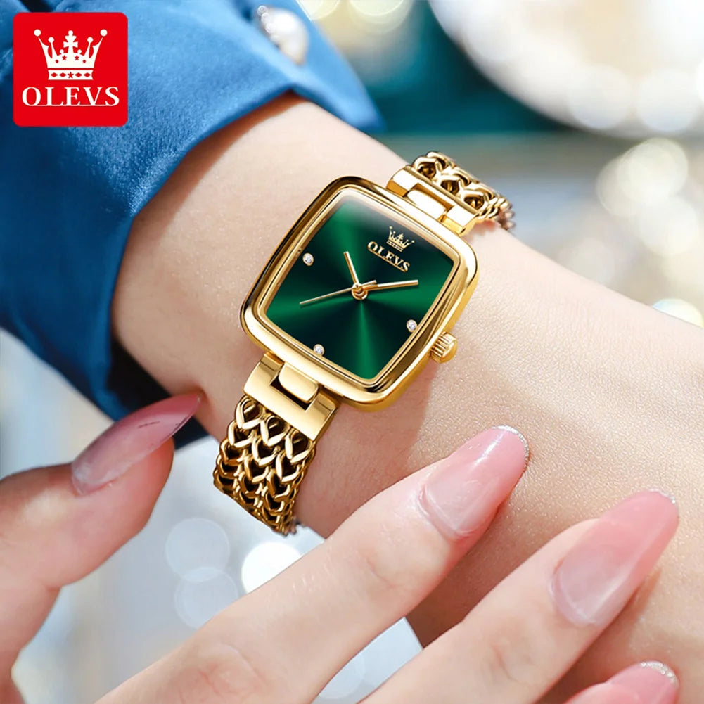 Femme portant la montre OLEVS cadran vert